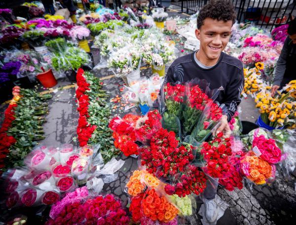 Venta de flores en Paloquemao. El mercado de las flores uno de los sectores más beneficiados con la alza del dólar en Colombia. En la plaza de mercado de Paloquemao cientos de comerciantes ofrecen diferentes tipos de flores para el consumo interno. Bogotá 13 de junio del 2022. Foto MAURICIO MORENO EL TIEMPO CEET