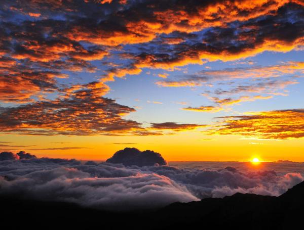 El amanecer en el parque nacional de Haleakala, en Hawai, se ha convertido en un plan obligatorio cuando se visita la isla. A más de 3000 metros de altura podrá ver como se levanta el sol sobre el paisaje volcánico