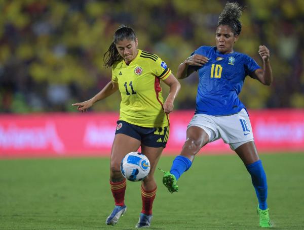 Catalina Usme (11), en acción contra Brasil en la final.