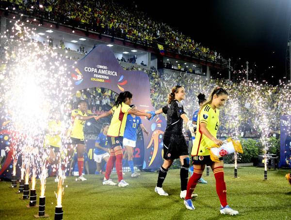 Daniela Montoya encabeza la salida al campo de la Selección Colombia.