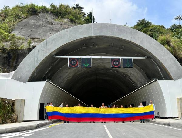 Con una bandera fueron recibidos los conductores