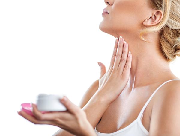 Los cuidados con cremas especiales para el cuello ayudan a recuperar la firmeza de la piel.