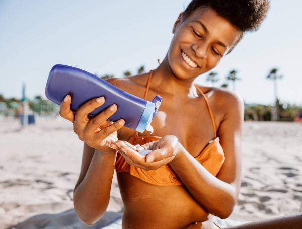 La reaplicación durante el día es importante para proteger la piel, especialmente después de haber estado en el mar o la piscina.