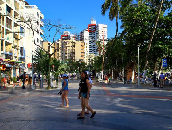 El nuevo malecón tiene espacios amplios y variados para que personas lo disfruten.