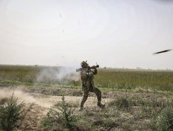 Militar ruso disparando un lanzacohetes en territorio ucraniano.