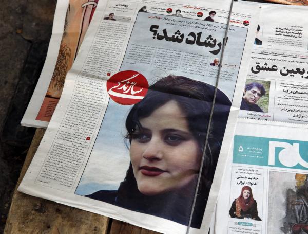 Periódicos de Irán reportaron la muerte de Amini.