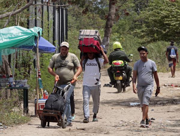 Policías colombianos patrullan la zona de la frontera entre Colombia y Venezuela.