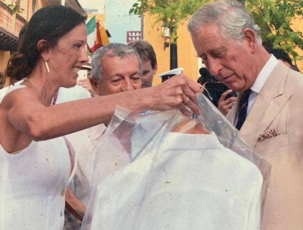 En la Calle San Juan de Dios, El Rey Carlos III recibe una fina guayabera de la hija del maestro Édgar Gómez