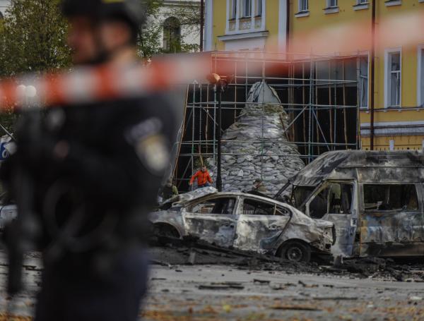 Hay al menos ocho muertos en Kiev tras el ataque lanzado por Rusia este lunes.