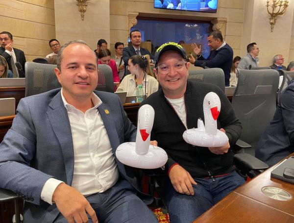 El representante a la Cámara, Óscar Villamizar (derecha en esta imagen), hace poco protestó con estos gansos inflables por las compras de la Presidencia.