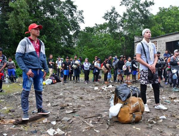 Migrantes esperando la salida hacia Capurganá.