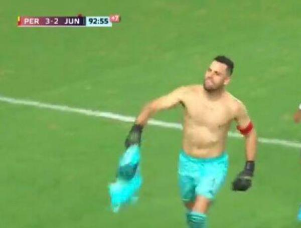 Sebastián Viera celebra su gol.
