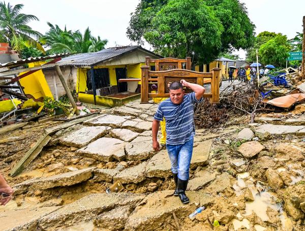 PIOJÓ (ATLÁNTICO), NOVIEMBRE 7 DE 2022 Una emergencia de grandes proporciones se presentó en el municipio de Piojó cuando un movimiento del terrreno provocó la caida de cerca de 70 viviendas, casusó grietas en las calles, derrumbó árboles y postes, afectando a muchas familias que vieron como sus casas colapsaron completamente, al igual que algunas calles y parte del cementerio. Las lluvias afectaron a todo el litoral atlántico durante el primer fin de semana de noviembre, debido a una onda tropical y un sistema de circulación monzónico que intensificaron las precipitaciones.