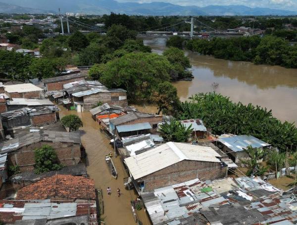 Se reportan inundaciones por desbordamiento del río Cauca.