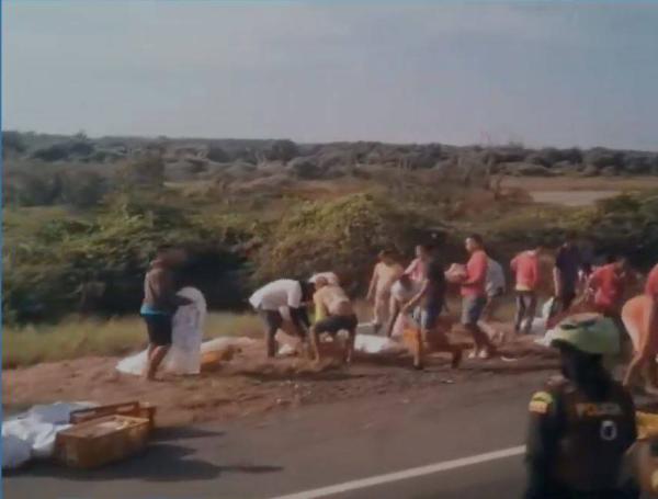 El vehículo quedó a un costado de la vía y esto fue aprovechado por algunos pobladores.