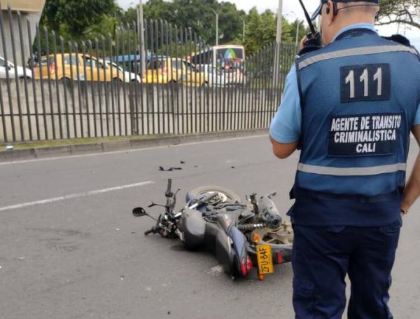 Cuerpo del motociclista quedó en plena vía.