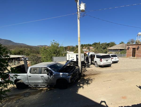 Vehículos con disparos al interior de la finca donde fue capturado Guzmán.