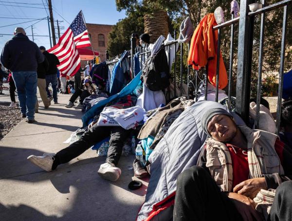 Migrantes se reúnen afuera de un refugio en El Paso, Texas.