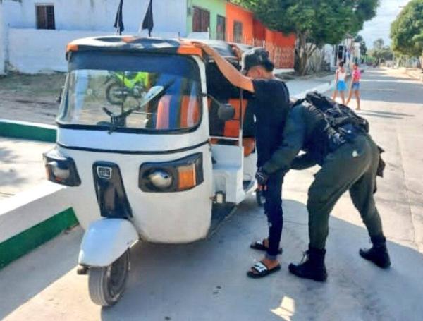 Policías apoyan medidas de vigilancia en el municipio.