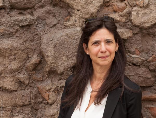 Tusquets acaba de reeditar 'En la tierra de Dios y del hombre' de Silvana Paternostro.