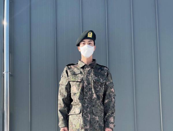El cantante se graduó de su primer curso militar tras cinco semanas de entrenamiento
