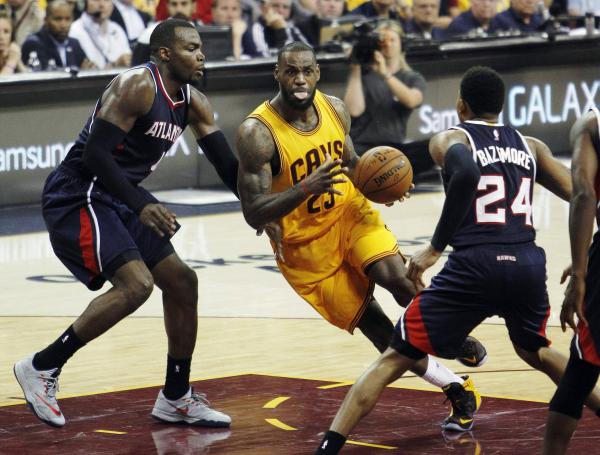 LeBron James (centro), con los Cavaliers.