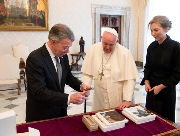 El expresidente Juan Manuel Santos y el papa Francisco se reunieron para hablar de paz.