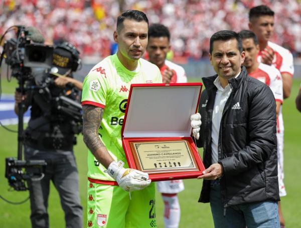 Leandro Castellanos (izq.), en su último partido con Santa Fe.