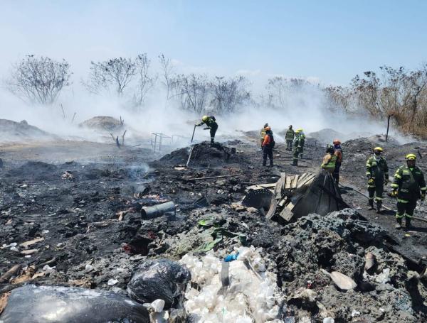 Varias máquinas de bomberos fueron necesarias para calmar el fuego.