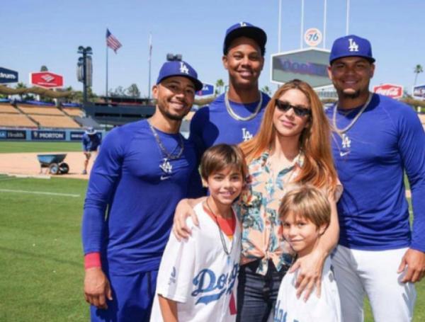 Shakira suele compartir en redes sociales fotografías en compañía de sus hijos.