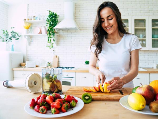 Para complementar un desayuno con frutas, es importante añadir proteínas o carbohidratos. Alimentos como la manzana, el plátano o la sandía.