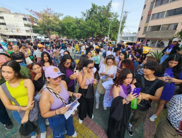 Los colectivos feministas se concentraron en el Monumento a Esthercita Forero.