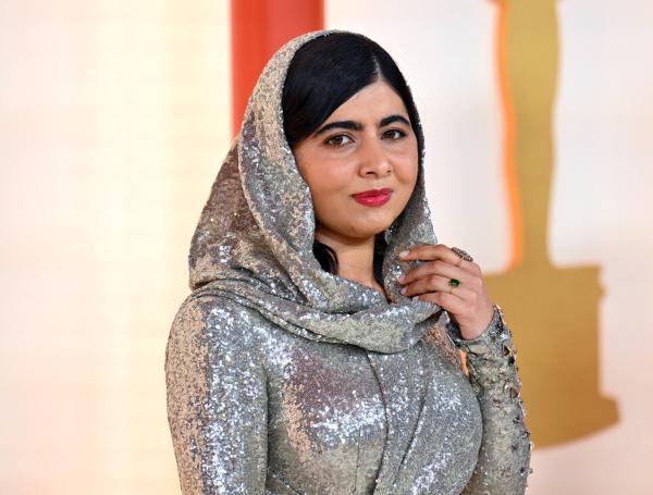 La ganadora del Nobel de la Paz Malala Yousafzai en la alfombra roja de los premios Óscar 2023.
