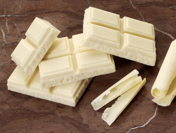 El chocolate blanco es un dulce muy popular para preparar postres.