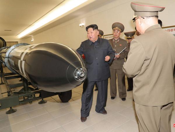 Líder norcoreano Kim Jong Un inspecciona un proyecto de armamento nuclear en un lugar desconocido de Corea del Norte.