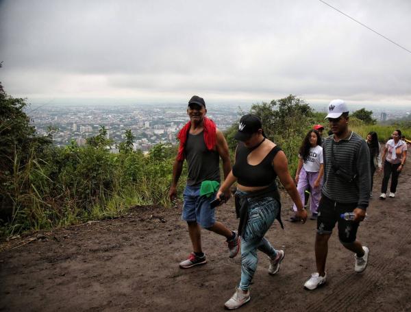 La tradicional subida al cerro de las Tres Cruces tuvo acompañamiento policial.