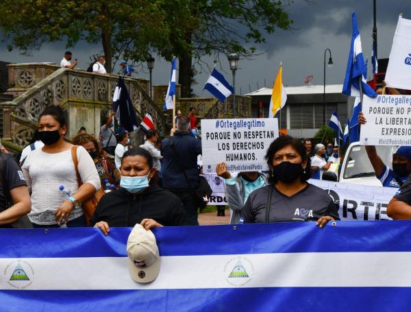 Martha Lira, primera de izquierda a derecha, participa en una marcha en San José, Costa Rica, pidiendo justicia por el asesinato de su hijo.