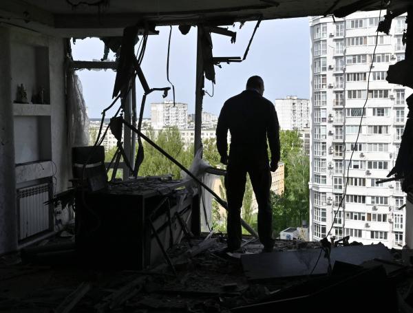 El alcalde de la capital ucraniana, Kiev, Vitali Klitschko, examina un edificio residencial afectado por los restos de un dron ruso.