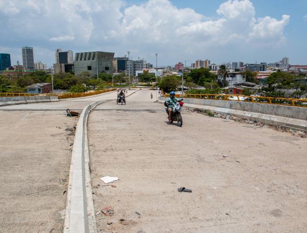 Rada muestra uno de los huecos desde la parte más alta del puente.