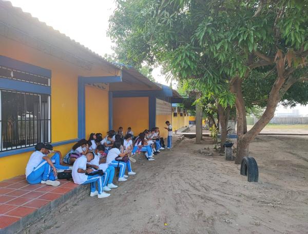 Los estudiantes deben recibir las clases al aire libre por las altas temperaturas.