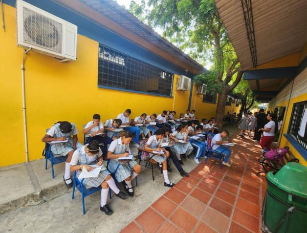 Las altas temperatura obliga a los profesores y estudiantes a desarrollar las clases en los pasillos.