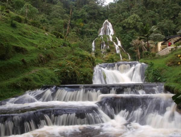 Las aguas termales son aquellas que emanan a la superficie terrestre con una temperatura al menos 4ºC más alta que la temperatura media anual de la localización donde se encuentran.