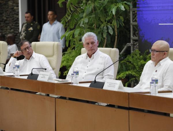 El presidente Gustavo Petro y Antonio García del Eln.