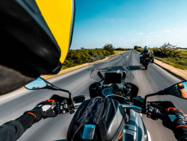 Viajar en moto permite una conexión más directa con el entorno, ya que no hay barreras entre el conductor y el paisaje.