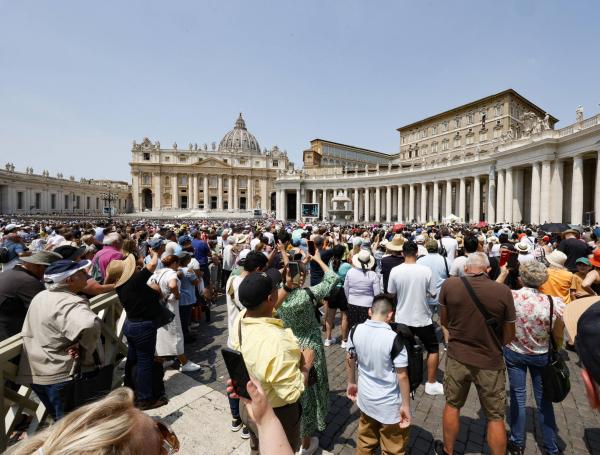Fieles se reunieron esta semana para el primer rezo del Ángelus realizado por el Papa Francisco después de su cirugía.