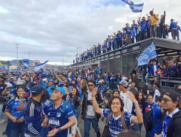 Hinchas de Millonarios se subieron a los techos de las estaciones.