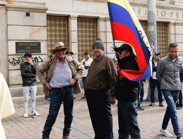 Los arroceros protestan ante el Ministerio de Agricultura por el posible desmonte del incentivo al almacenamiento del arroz.