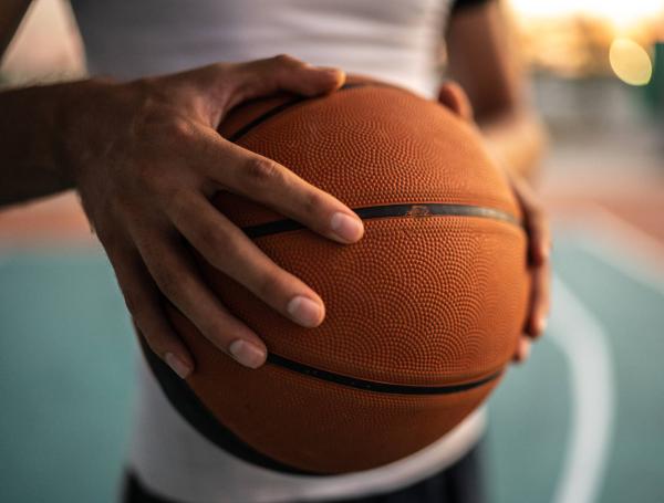 El baloncesto es un deporte de ritmo y alto impacto.