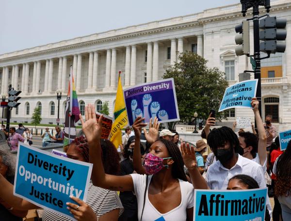 Un grupo de estudiantes rechazó la decisión de la Corte Suprema de EE. UU.