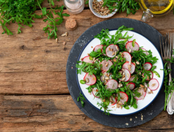 El berro es una planta más conocida como ingrediente en ensaladas y salsas que por sus efectos terapéuticos.